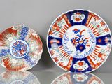 deux assiettes à motifs posées sur une table