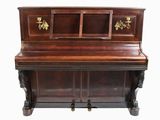 un vieux piano avec un meuble en bois et des poignées en laiton