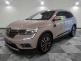 une voiture blanche est garée dans une pièce au sol à carreaux