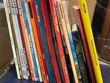 une pile de livres pour enfants posée sur une étagère