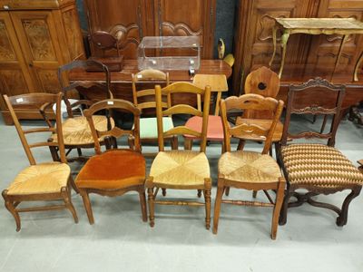 Fort-lot de chaises diverses et dépareillées, en bois nature… - Photo 1