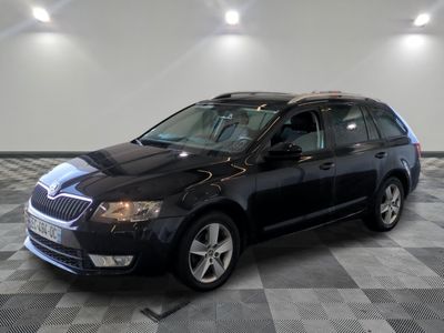 la photo d'une voiture noire garée dans un garage