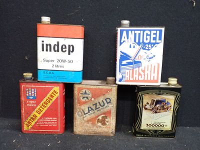 Plusieurs paquets de cigarettes sont alignés sur une surface noire