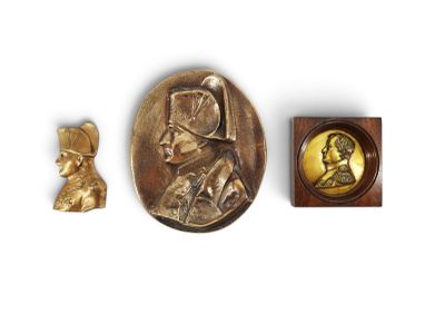 une médaille d'or avec la photo d'une femme dessus