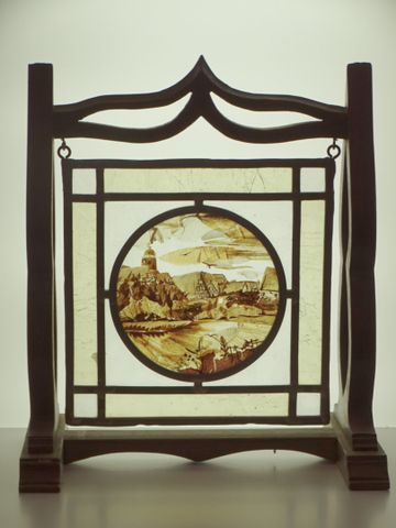 Vitrail à décor d’un village marqueté en ailes de papillon et pei...