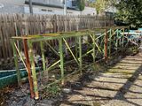 une clôture sur laquelle sont fixées de nombreuses barres métalliques