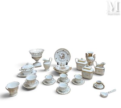 de nombreux modèles différents d'assiettes, de tasses et de soucoupes en porcelaine