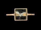 une image d'une bague en or avec un diamant au centre