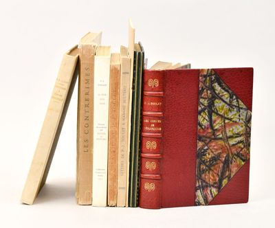 plusieurs livres sont empilés sur une surface blanche