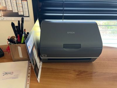 Ensemble de mobilier de bureaux et matériel informatique : B…