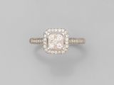 une bague en diamant et en or blanc 18 carats