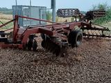 un tracteur qui se trouve au milieu d'un tas de gravier