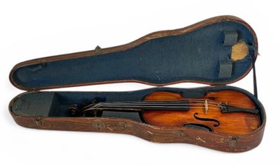 un vieux violon dans son étui, sur fond blanc