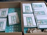 plusieurs boîtes d'appareils électroniques sont empilées les unes sur les autres