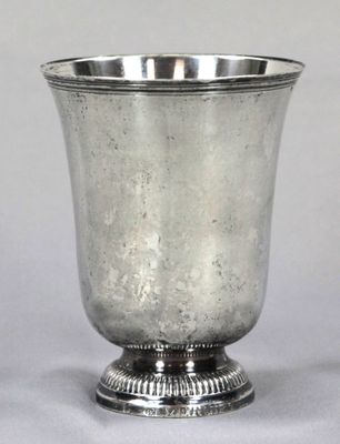 une coupe en argent posée sur une table