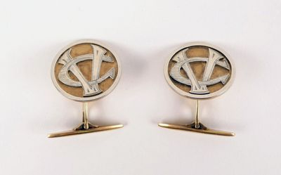 une paire de boutons de manchette en argent et en or, ornés de la lettre « y »