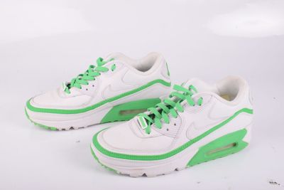 une paire de baskets blanches et vertes sur fond blanc