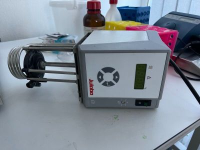 une machine posée sur une table