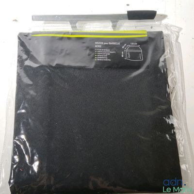 un gros plan sur un sac en tissu noir posé sur une surface blanche