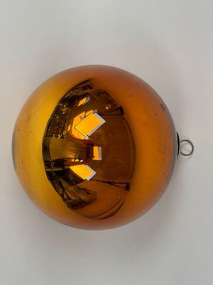 une décoration en verre dans laquelle se reflète une maison