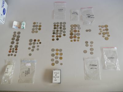 beaucoup de pièces qui sont sur la table