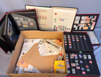 une boîte remplie de courrier posée sur une table