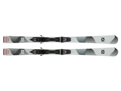 une paire de skis posés l'un à côté de l'autre sur une surface blanche