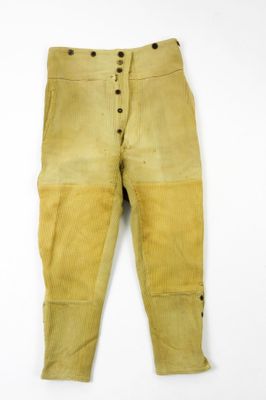 un vieux pantalon jaune avec des boutons partout