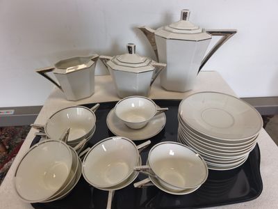 un plateau sur lequel sont posés de nombreux plats et tasses