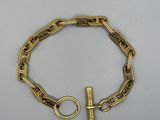un bracelet en chaîne d'or muni d'un fermoir et d'un fermoir
