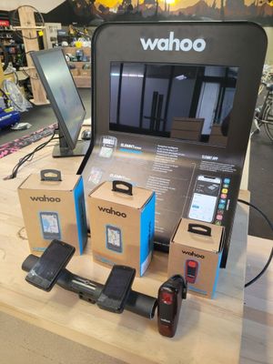 une présentation de divers appareils électroniques posés sur une table