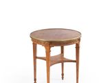 une petite table avec un plateau en bois et une étagère en dessous