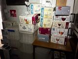 plusieurs cartons de vin posés sur une table dans la cuisine