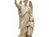 statue d'un ange tenant un enfant dans ses bras, sur fond blanc