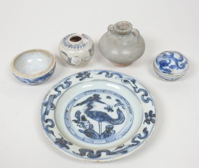une assiette bleue et blanche avec un oiseau dessus