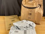un sac de nourriture posé sur une table à côté d'un sac de nourriture
