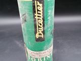 une canette de soda posée sur une table