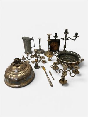 un grand nombre d'objets anciens posés sur une table