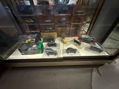 une vitrine contenant un grand nombre de petites voitures