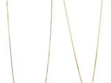 un collier en or et un collier en or sur fond blanc