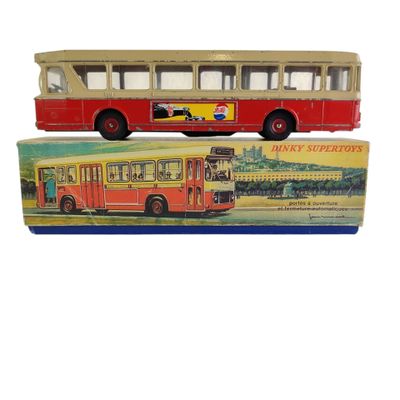 un bus jouet posé sur le dessus d'une boîte