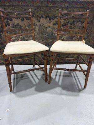 paire de chaises anciennes en bois avec des coussins rembourrés