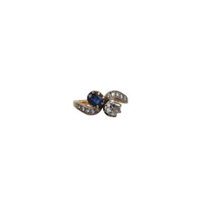 gros plan d'une bague en diamant et saphir sur fond blanc