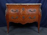 une commode ancienne avec dessus en marbre