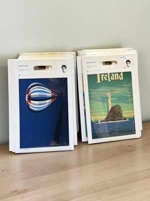 deux livres posés l'un à côté de l'autre sur une table