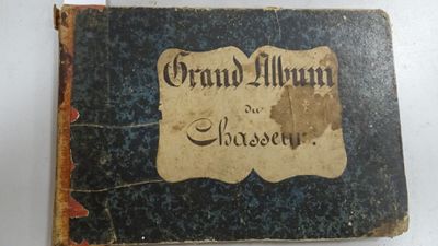 un vieux livre écrit posé sur une table