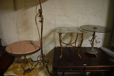 deux tables et une lampe posée sur une table dans une pièce