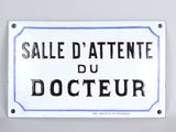 white sign with black writing on it saying sale d ' attente du docteur