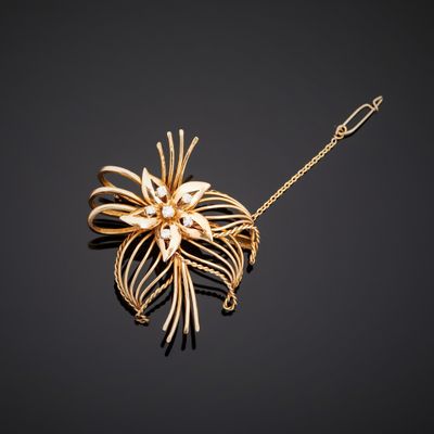 Broche en or jaune 750°°° (tête d’aigle) à décor floral et d…