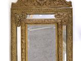 un miroir accroché au mur avec un cadre doré
